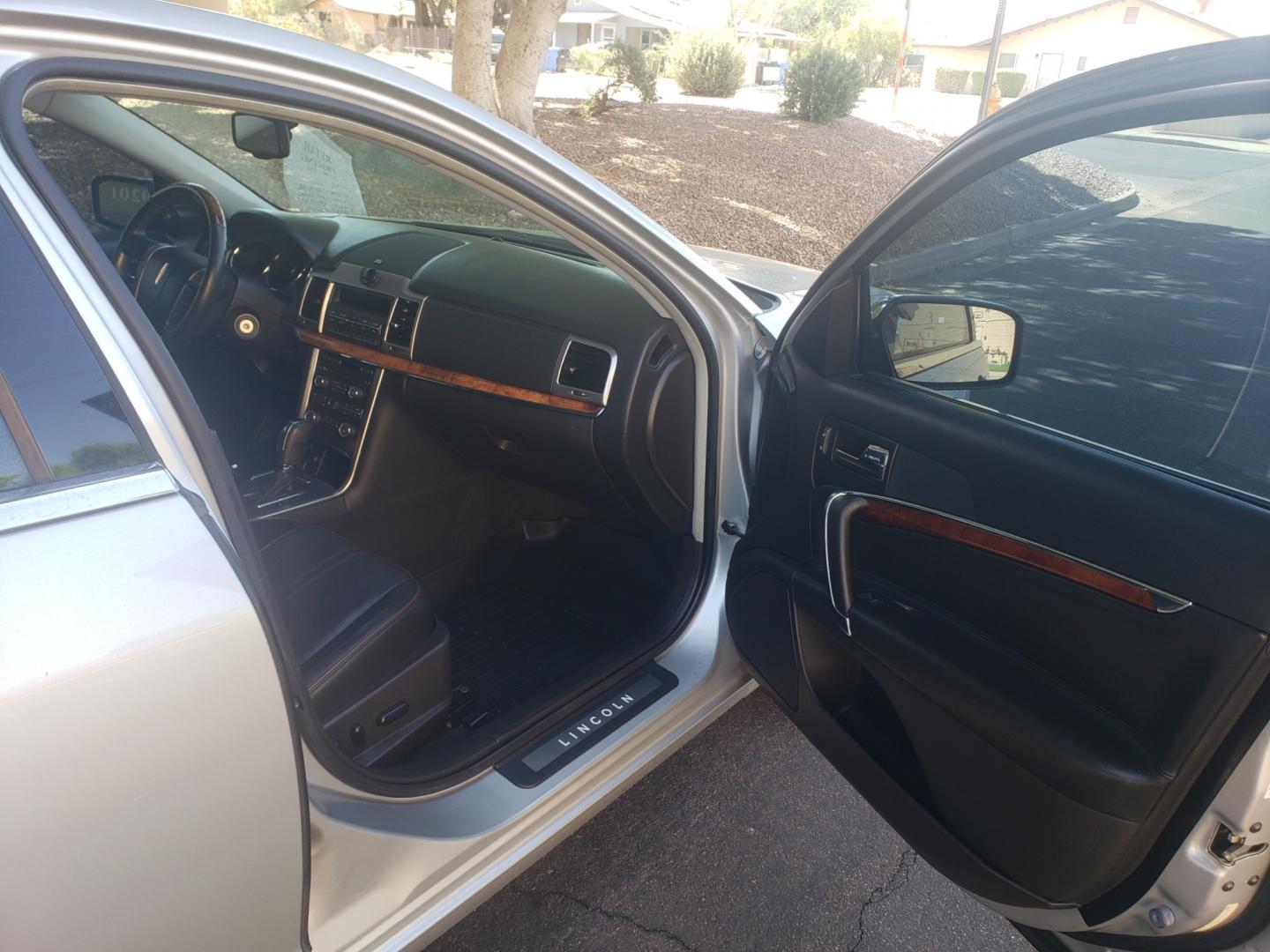 2010 /gray and black Lincoln MKZ base (3LNHL2GCXAR) with an 3.5L V6 DOHC 24V engine, 6-Speed Automatic transmission, located at 323 E Dunlap Ave., Phoenix, AZ, 85020, (602) 331-9000, 33.567677, -112.069000 - 2010 Lincoln MKZ,....... EXCELLENT condition, A Real Must See!!.... No accidents, Stereo/cd Player, Satellite compatible, Phone sync, Bluetooth, Ice cold ac, Clean Black and Gray interior with Black leather seats in near perfect condition, Gorgeous tinted sunroof, power windows, power door locks, cl - Photo#12